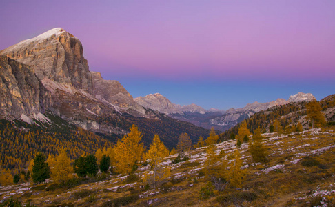 Tofane 山脉在黄昏时分的风景。意大利多洛米蒂山