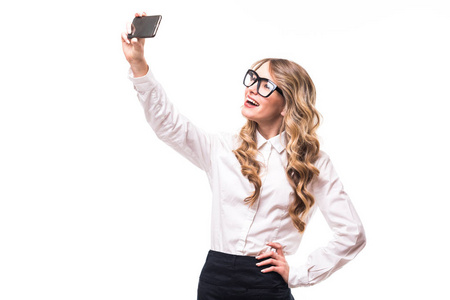 业务与眼镜的女孩在白色背景上采取从手机拍照