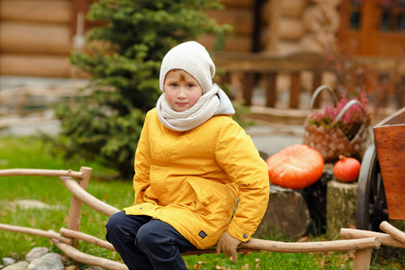 在秋天在高建群的黄色夹克，小男孩少年