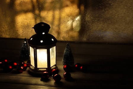圣诞彩灯与降雪，蜡烛，查看从夜街的窗户