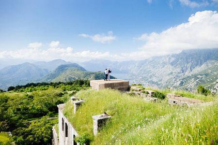 新婚夫妇蜜月旅行山背视图