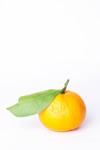 新鲜多汁的橘子，白色背景上孤立