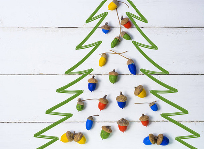 圣诞快乐和新年快乐卡背景手工工艺品彩色橡子圣诞树
