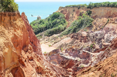 峡谷的峭壁与沉淀的时间，很多石头岩石用红色和黄色的颜色和背景中海