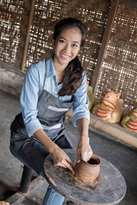 亚洲女人制作花瓶