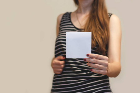 女孩显示空白的白色方形传单小册子小册子。宣传单张