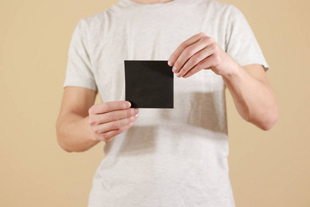 男人显示空白的黑色方形传单小册子小册子。单张 p