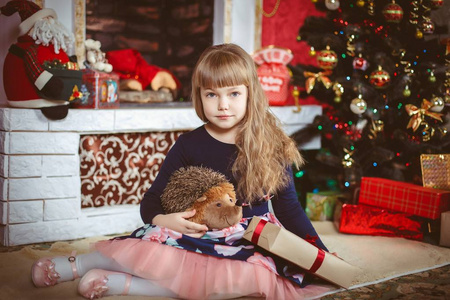 快乐的小女孩，与圣诞礼品盒
