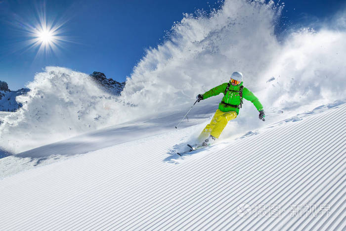 在高山滑雪下坡滑雪者