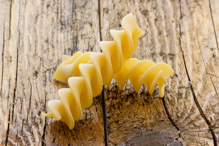 意大利的未煮熟的面食 fusilli