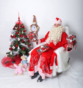 圣诞老人坐在圣诞树上的礼物。在白色背景上