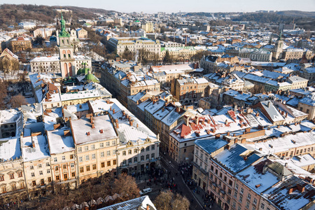冬季在市中心的利沃夫，乌克兰从大会堂的全景视图。老的建筑物。白雪覆盖的屋顶