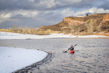 皮划艇在北科罗拉多州的冬天