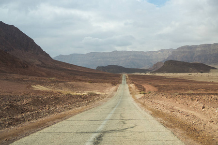 在沙漠中路途中的风景