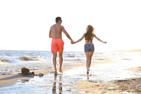 可爱的情侣在海滩上