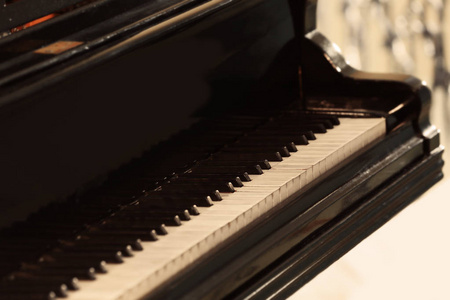 黑色钢琴，特写.