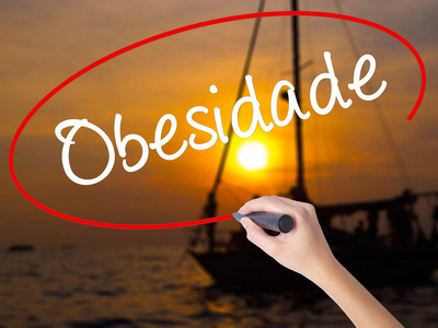 女人的手写作 Obesidade 肥胖葡萄牙语 与 mar