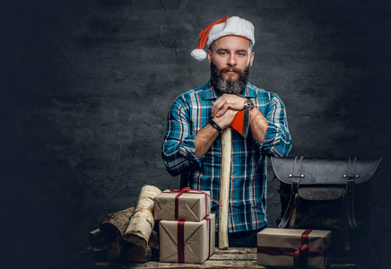男人在圣诞老人的帽子与礼品盒