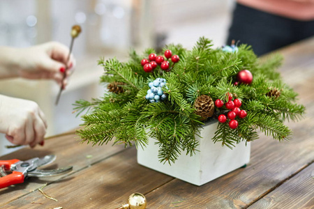 制造商的圣诞装饰用自己的双手。圣诞框用树枝为假期。新年庆祝活动。大师班学习如何制作装饰摆件