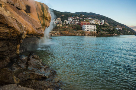 风景秀丽的热瀑布，Loutro Edipsou，埃维亚，Gr 在海滩上