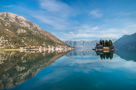 岛屿 Perast 圣乔治修道院