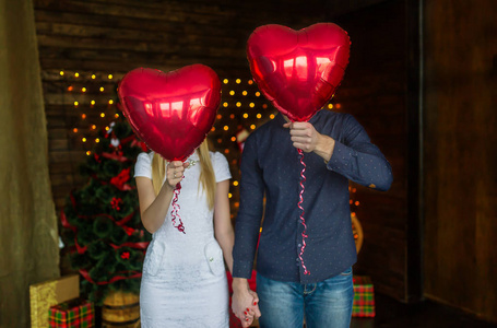 幸福的夫妇用气球而不是一头有基金
