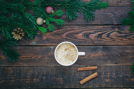 咖啡与肉桂棒上的圣诞装饰。顶视图