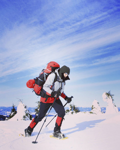 冬天在山里徒步旅行