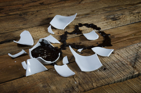 心情人节咖啡摔碎的杯子图片