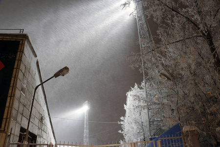 冬天的夜晚, 在灯笼的灯光下降雪