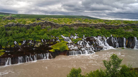 景观上惠特河河冰岛 Hraunfossar 瀑布