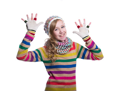 可爱开朗少女身穿彩色条纹的毛衣 围巾 手套和帽子孤立在白色背景上。冬天的衣服
