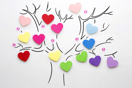 爱之树。心在白色背景上树的创意情人节概念照片