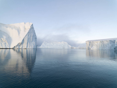 北极冰山格陵兰岛北极海中。你可以很容易看到那冰山水面上和水面下。有时令人难以置信的一座冰山的 90是在水之下