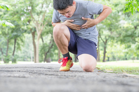 亚洲男子胸部疼痛在慢跑的时候图片