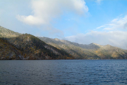 秋天的森林和湖泊的山峰