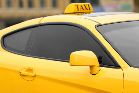 黄色的车与出租车的标志