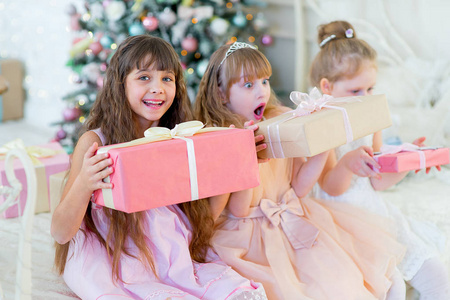 三个年轻快乐女孩与圣诞礼物