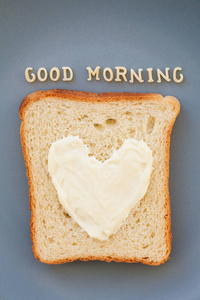 三明治的早餐，在奶酪的心窗体上蓝色的盘子题字的早上好，特写