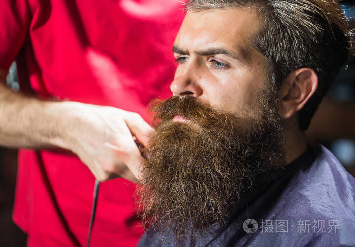 英俊的大胡子的男人,在理发店照片-正版商用图片0w97yy-摄图新视界