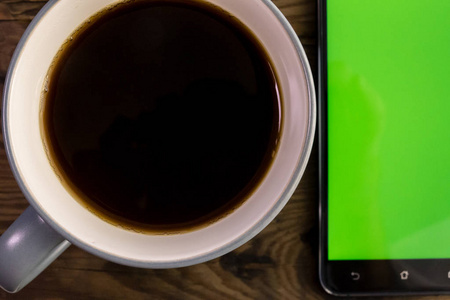 与咖啡杯子绿色屏幕智能手机