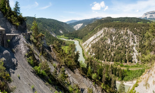 Rheinschlucht。峡谷是被太阳照射