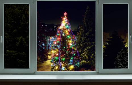 圣诞树上装饰着窗户外面的圣诞花环