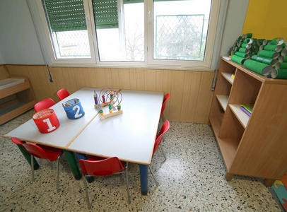 教室里面有椅子和小桌子