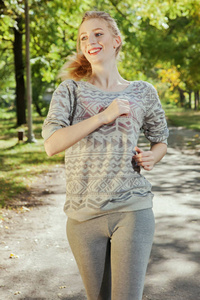年轻的女孩，蓝色的眼睛在公园里的 joging