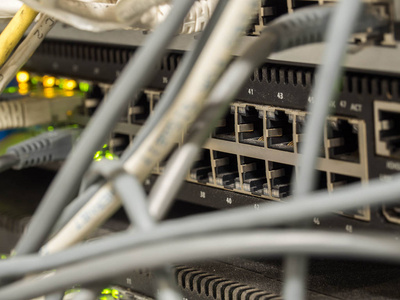 以太网电缆连接到互联网交换机服务器机架中。信息技术 计算机网络 电信 rj45