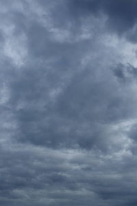 雨云戏剧性的喜怒无常天空背景