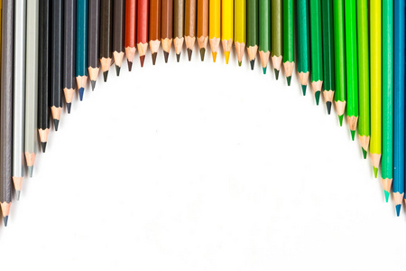 孤立在白色背景的彩色铅笔