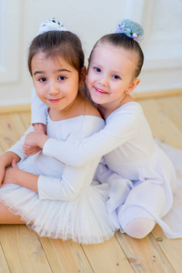 两个年轻的芭蕾舞演员拥抱