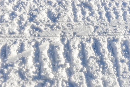 雪地上的雪地摩托痕迹